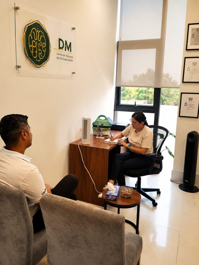 Psiquiatra atendiendo a un paciente en DM Centro de Psiquiatría de Alta Especialidad en Ciudad de México